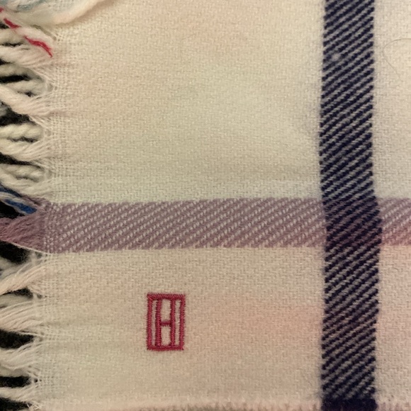 NWT woman’s Tommy Hilfiger scarf - Picture 3 of 3